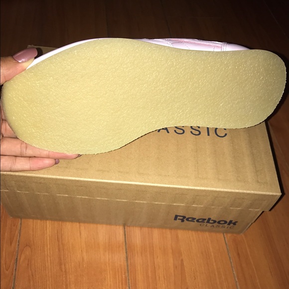 ⭕️SOLD⭕️ Reebok Classics - Picture 4 of 4