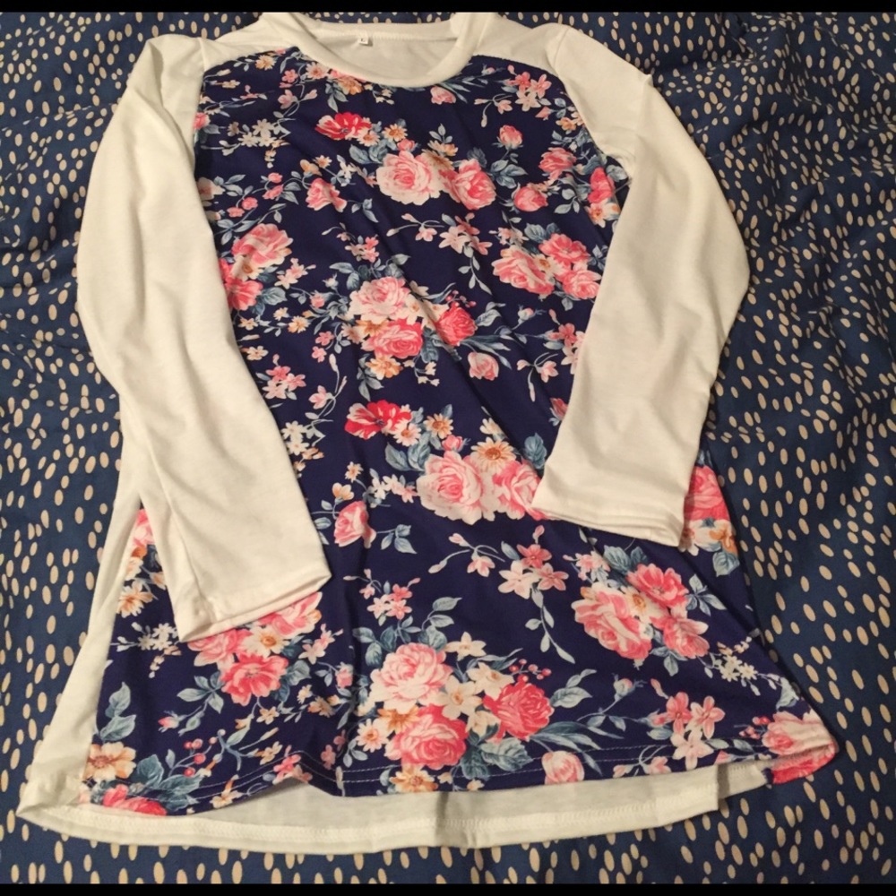 Cute long sleeve floral top.