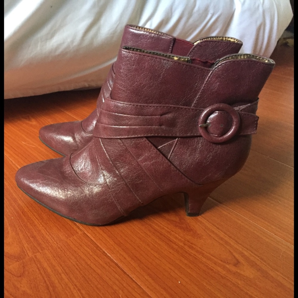 Cute maroon booties