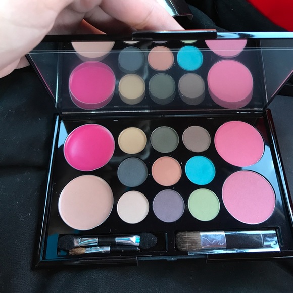 Essential face color kit - Picture 3 of 3