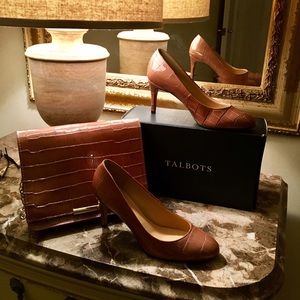 TALBOTS TAN PUMPS AND MATCHING PURSE