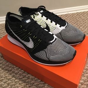 NEW Nike flyknit racers black/white neon stitch