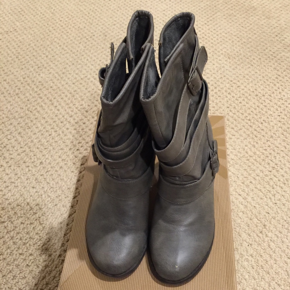 Stylish ladies ankle boots size 6M