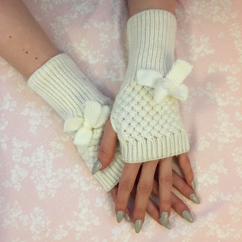 ~ fingerless cremé bow gloves ~