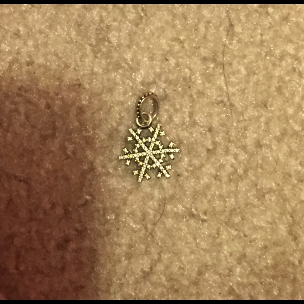 Pandora "Winter Kiss Snowflake" Charm