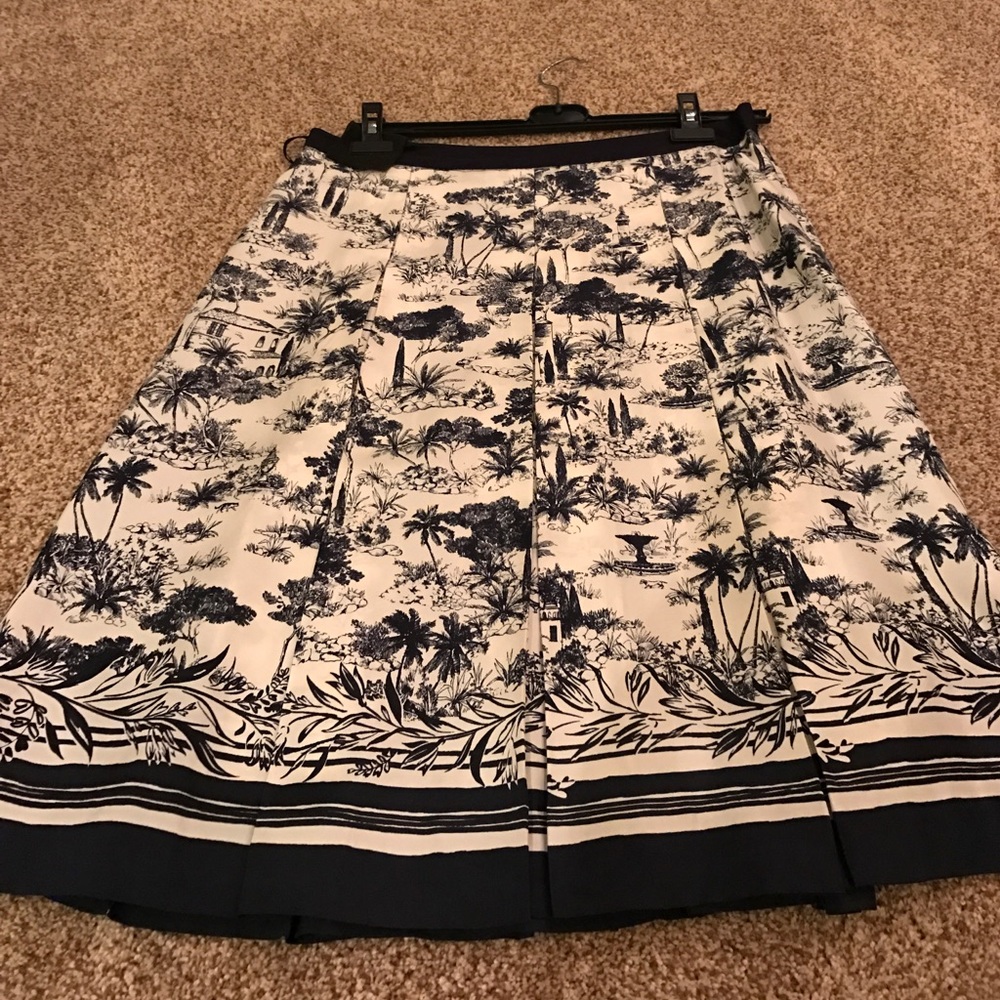 Gorgeous navy & cream silk skirt.