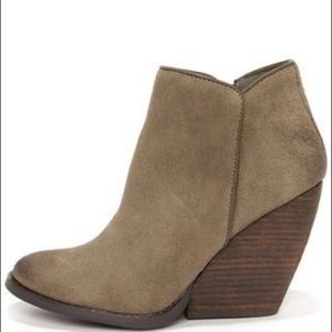 Like New!! Very Volatile Taupe Wedges!