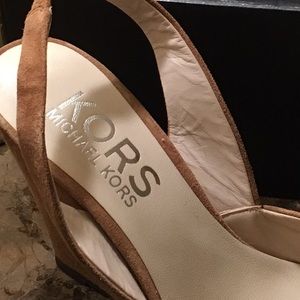 KORS MICHAEL KORS suede tan wedges