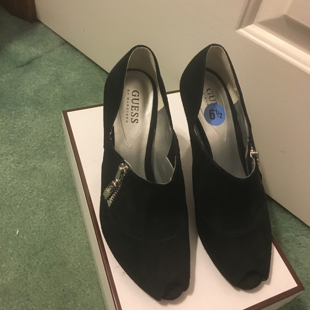 Open toe shoes. No tag. New.