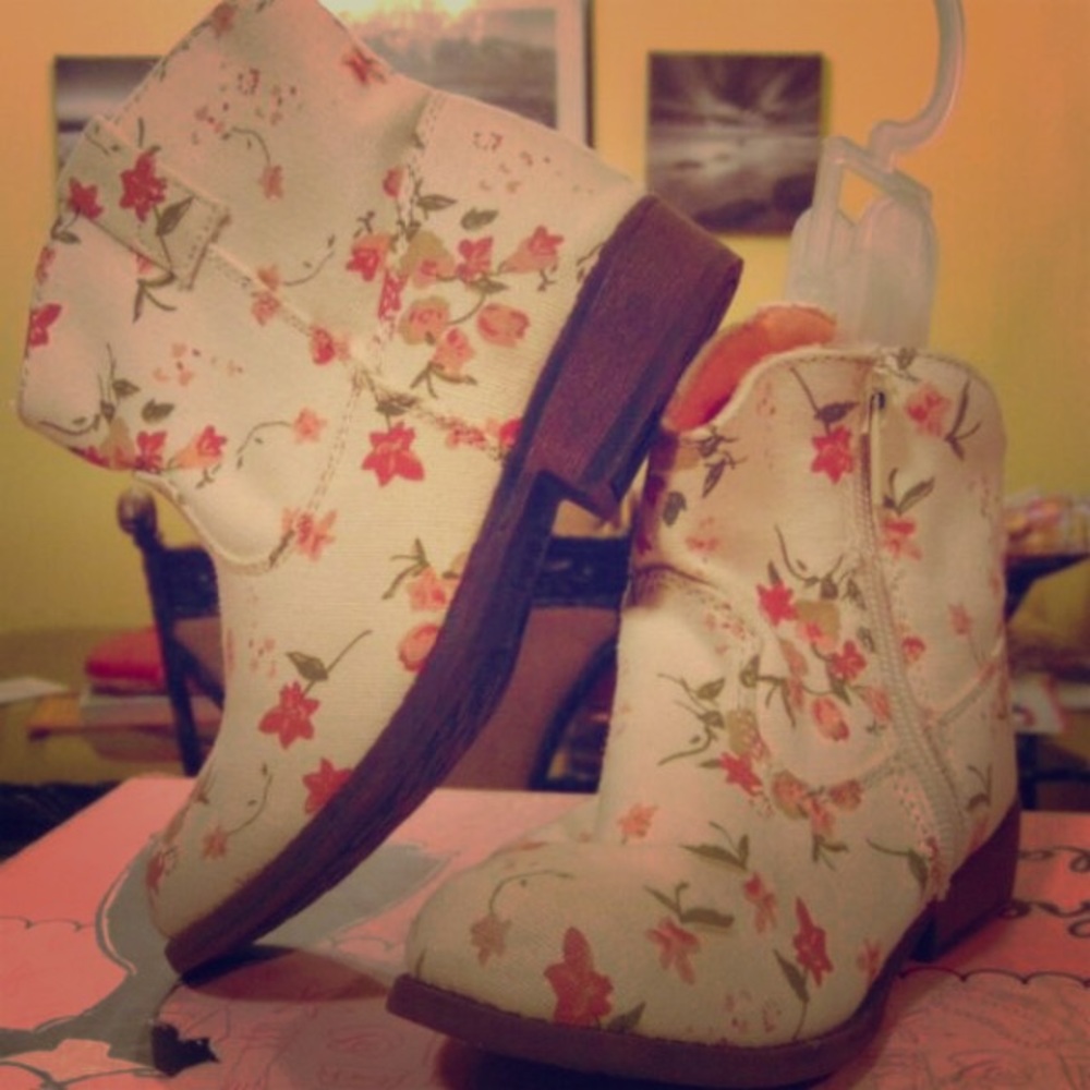 Pink cowgirl boots- dress/sweater FREE