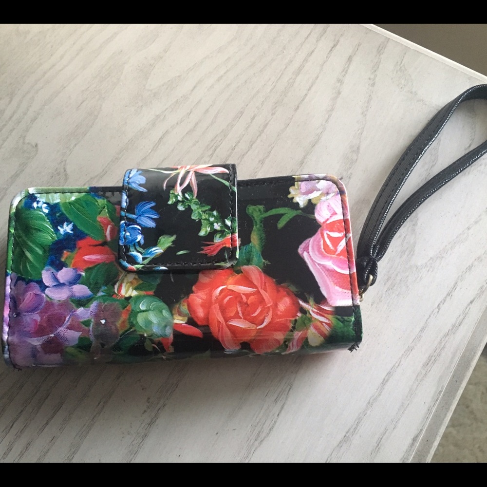 Floral wristlet