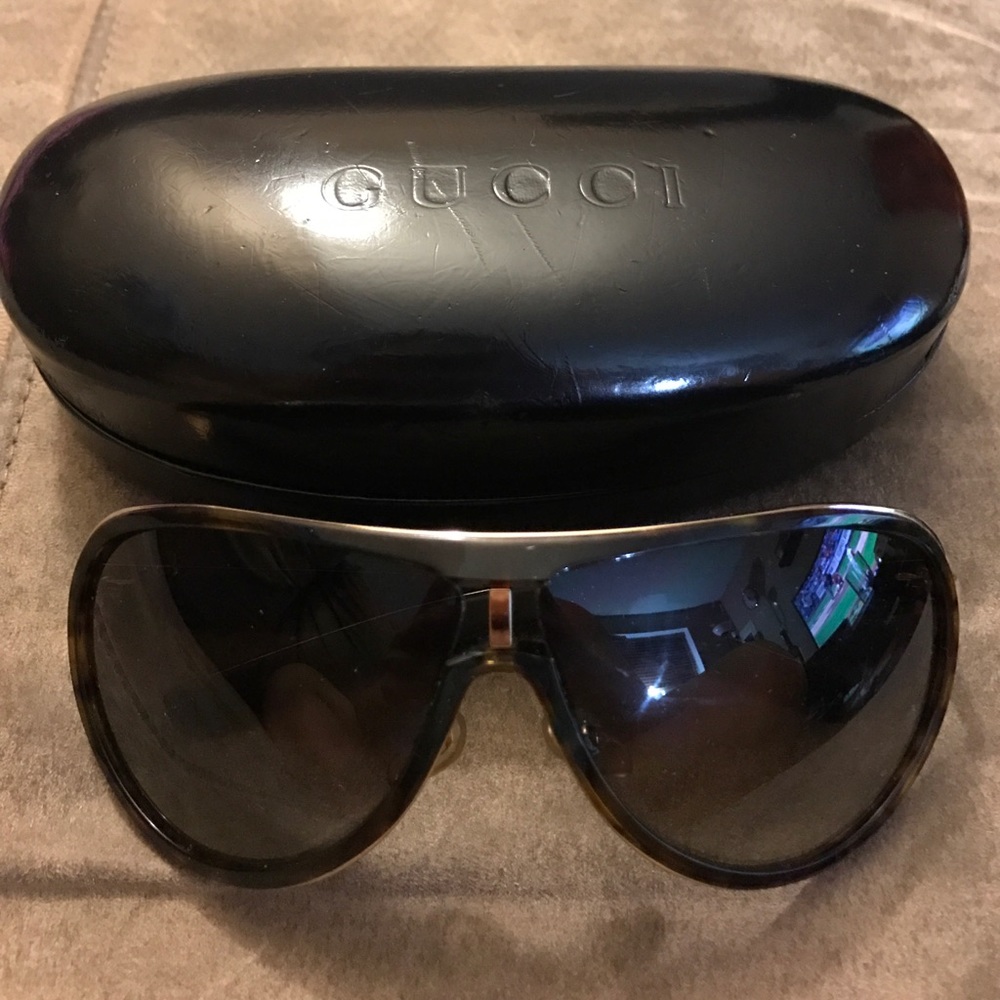 Gucci sunglasses like new with box 😎