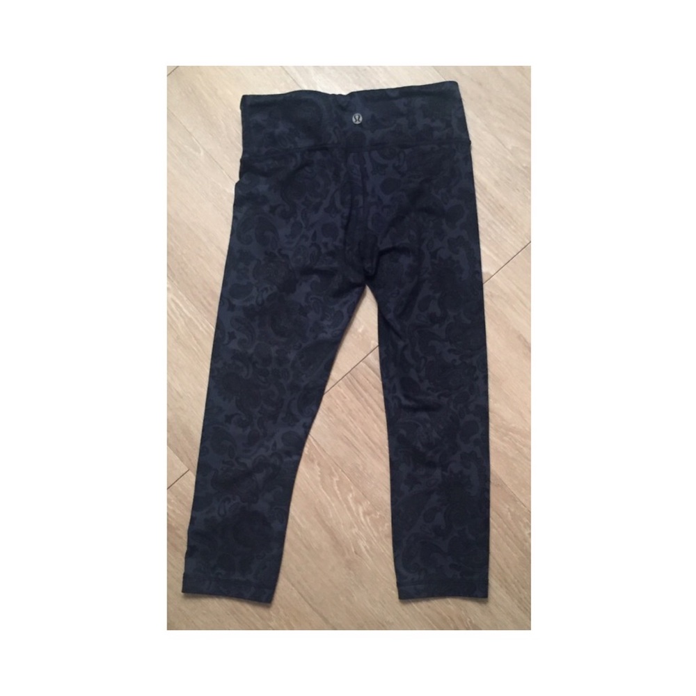 Lululemon Cropped Paisley Workout Bottoms size 0