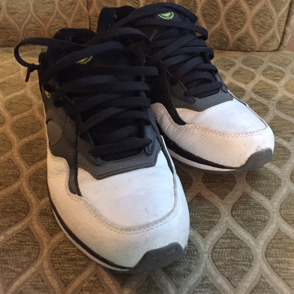 DVS black and white skate shoes