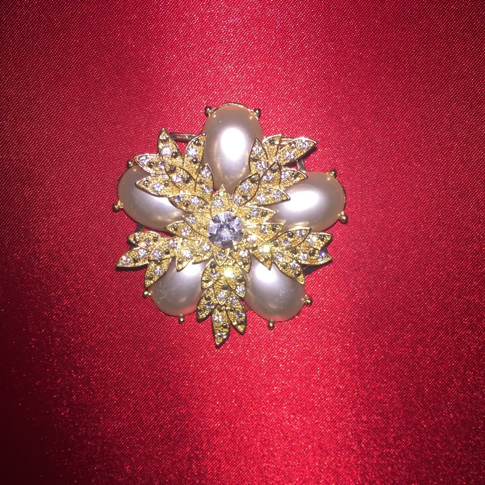 Stunning pearl and simulated diamond Brooch