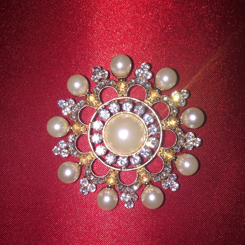 Pearl and simulated diamond brooch