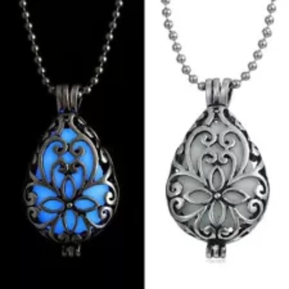 Glow Locket Pendant Silver Toned Beautiful!!