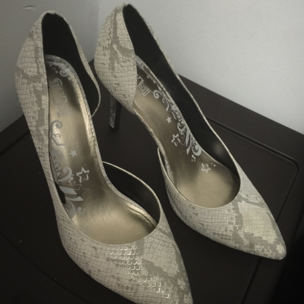 Snake Skin Pointy Toed Heels (white/gray/silver)