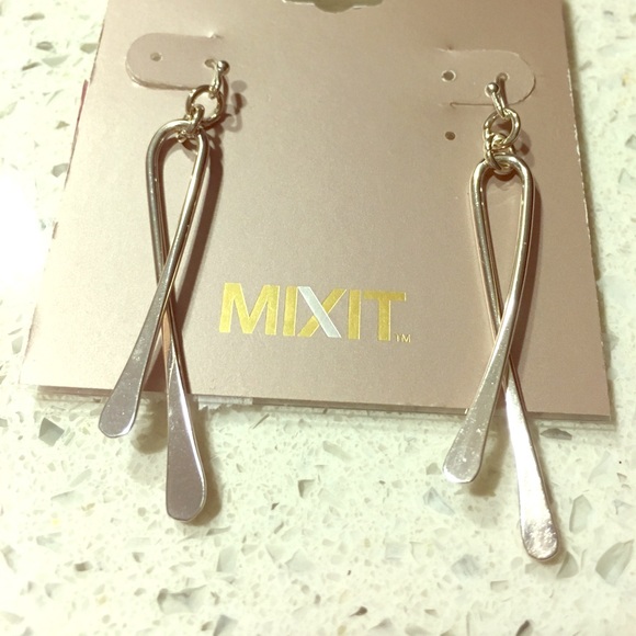 Cute Silver Loop Earrings ◽️▫️◽️ - Picture 2 of 3