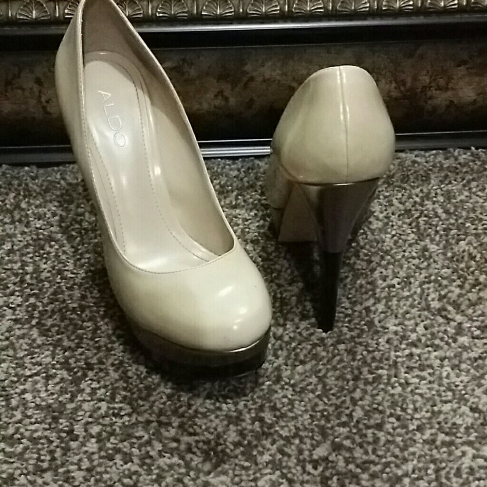 Nude pumps
