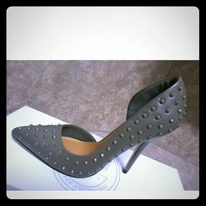NWOT  Izabella Rue shoes in greyish green