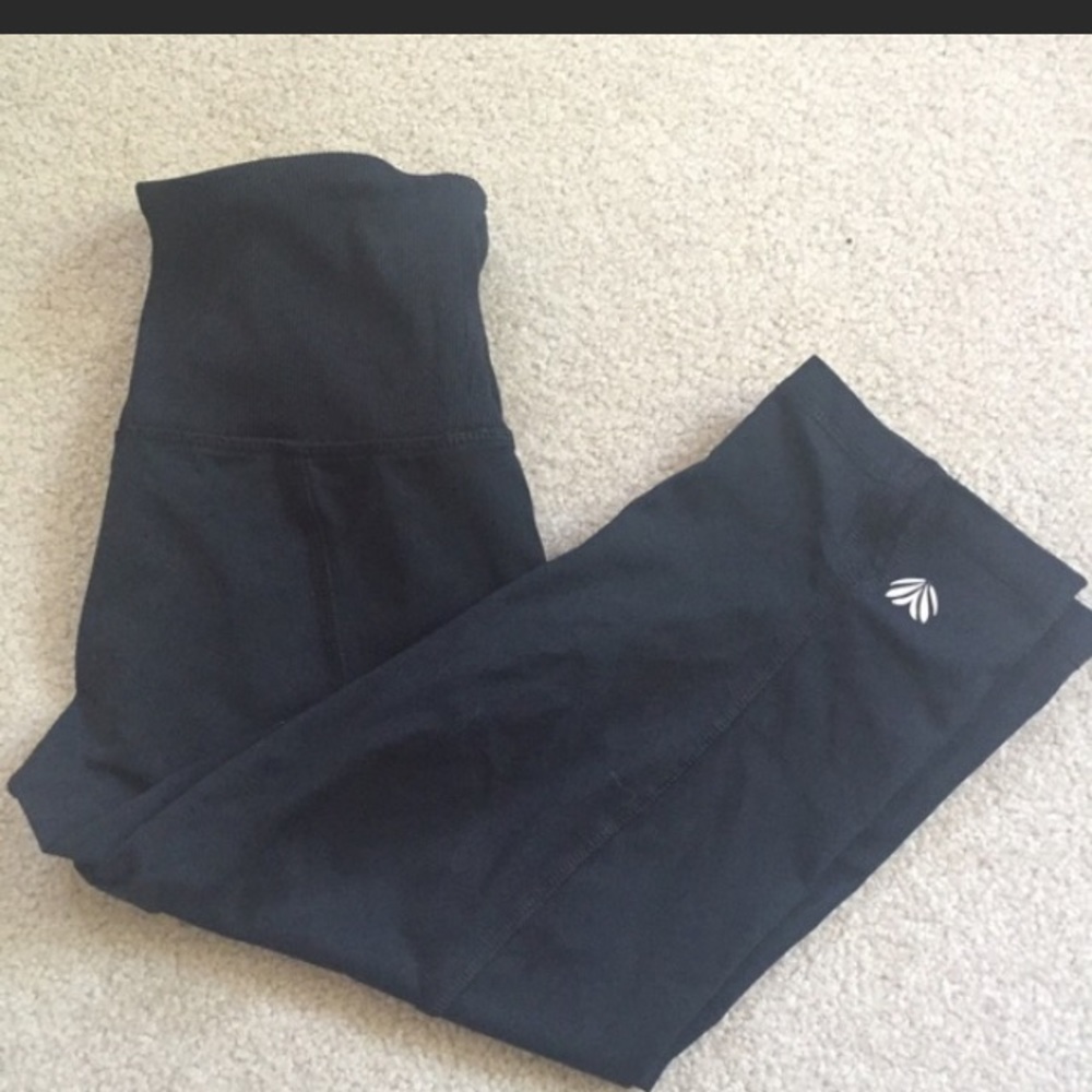 Black Capri workout leggings 93% Nylon 7% spandex