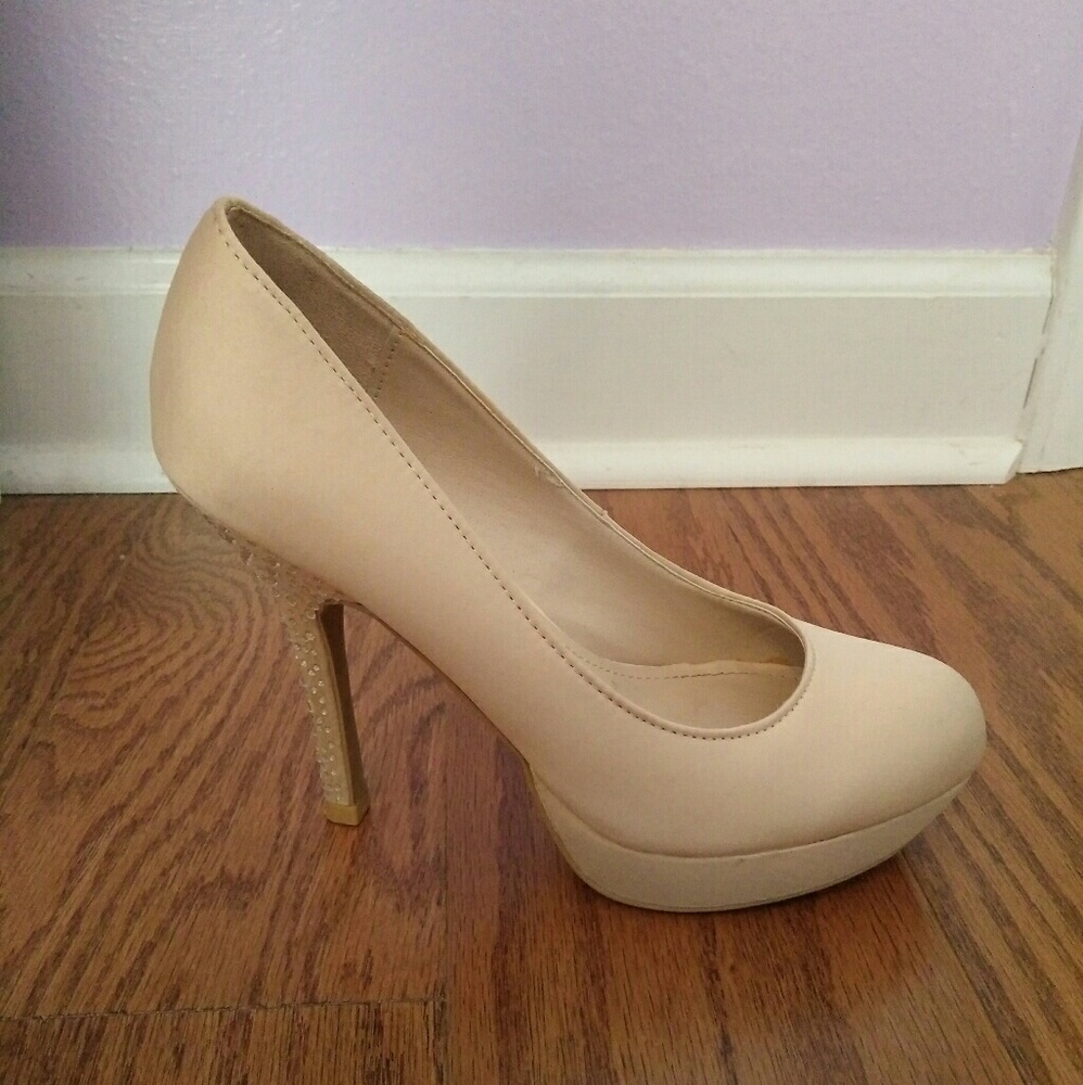 Nude Pumps