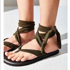 NOT SELLING just looking for these sandals