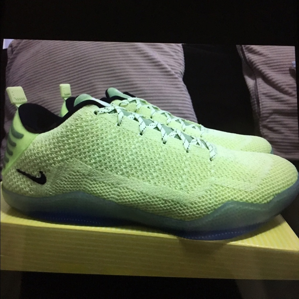 Kobe 11 Ghost of Christmas Past size 12