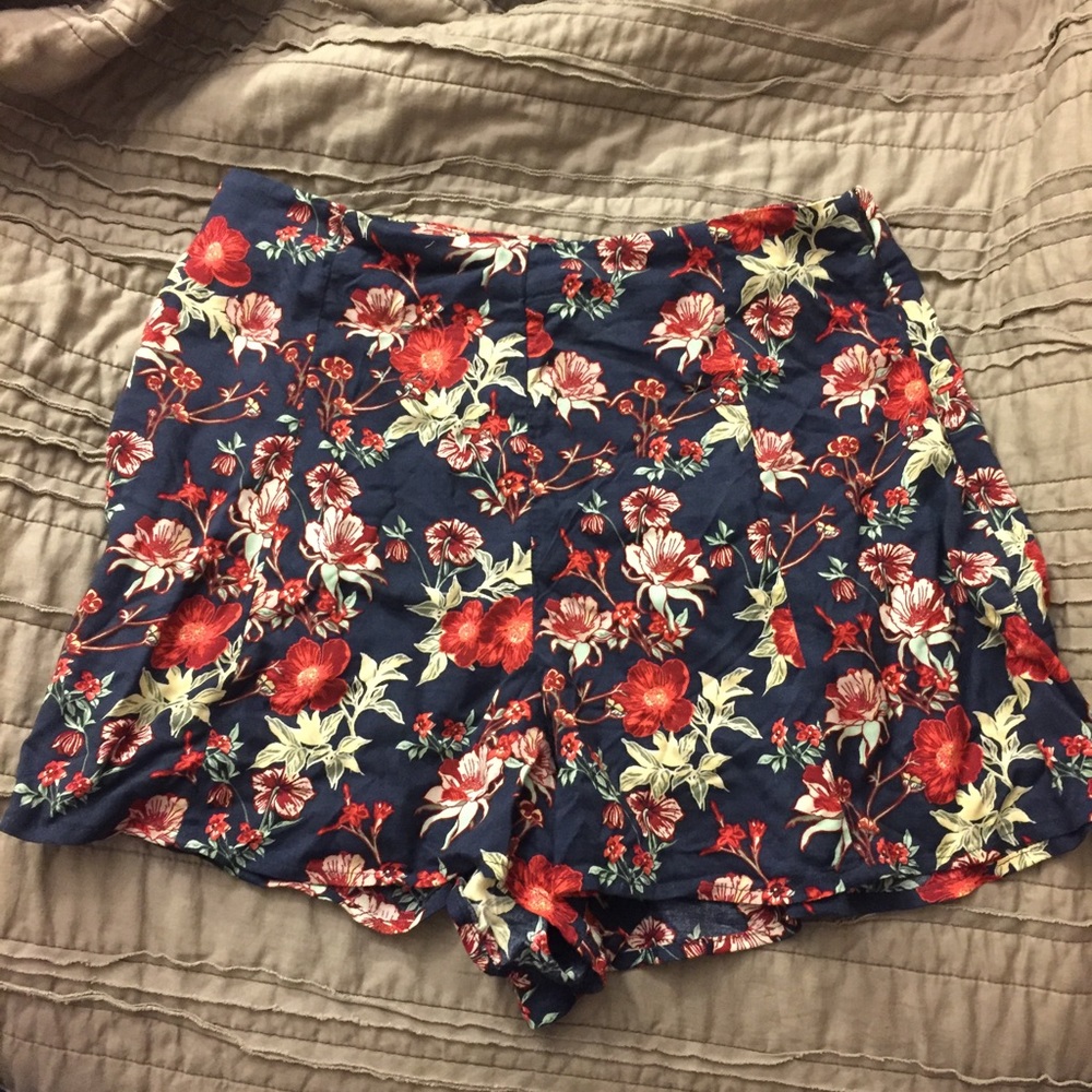 MOVING SALE H&M Floral Shorts 🌸🌸