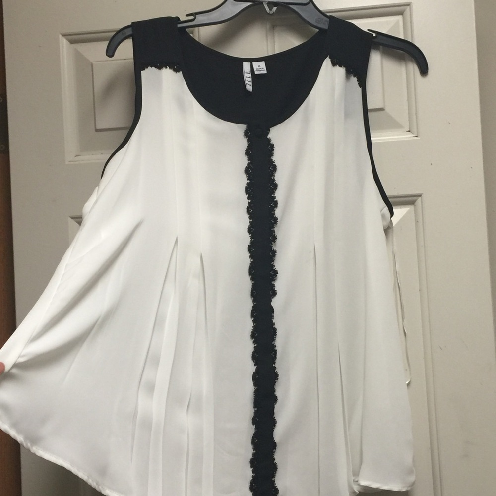 ✂️30%✂️Elle tank top size M NWOT