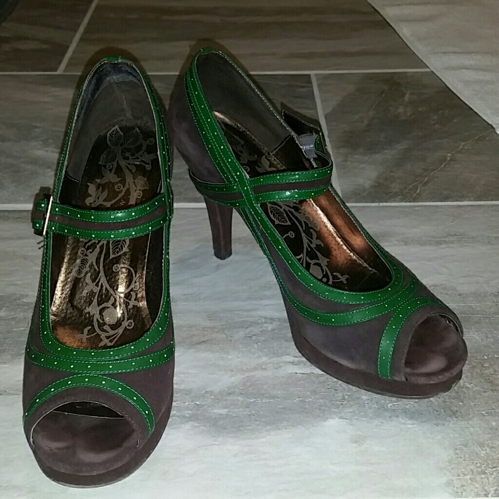 Beautiful almost new brown and green heels