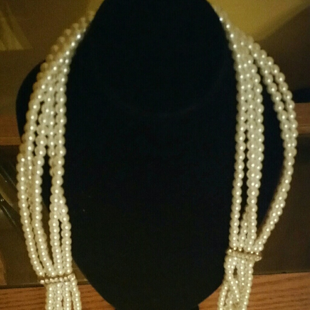 Gorgeous 20 inch/long pearl/rhines necklace!!!