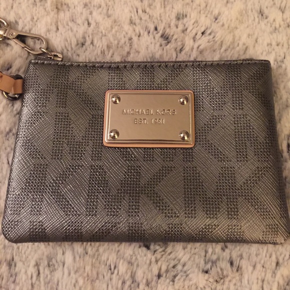Michael Kors Handbags - Michael Kors Wristlet