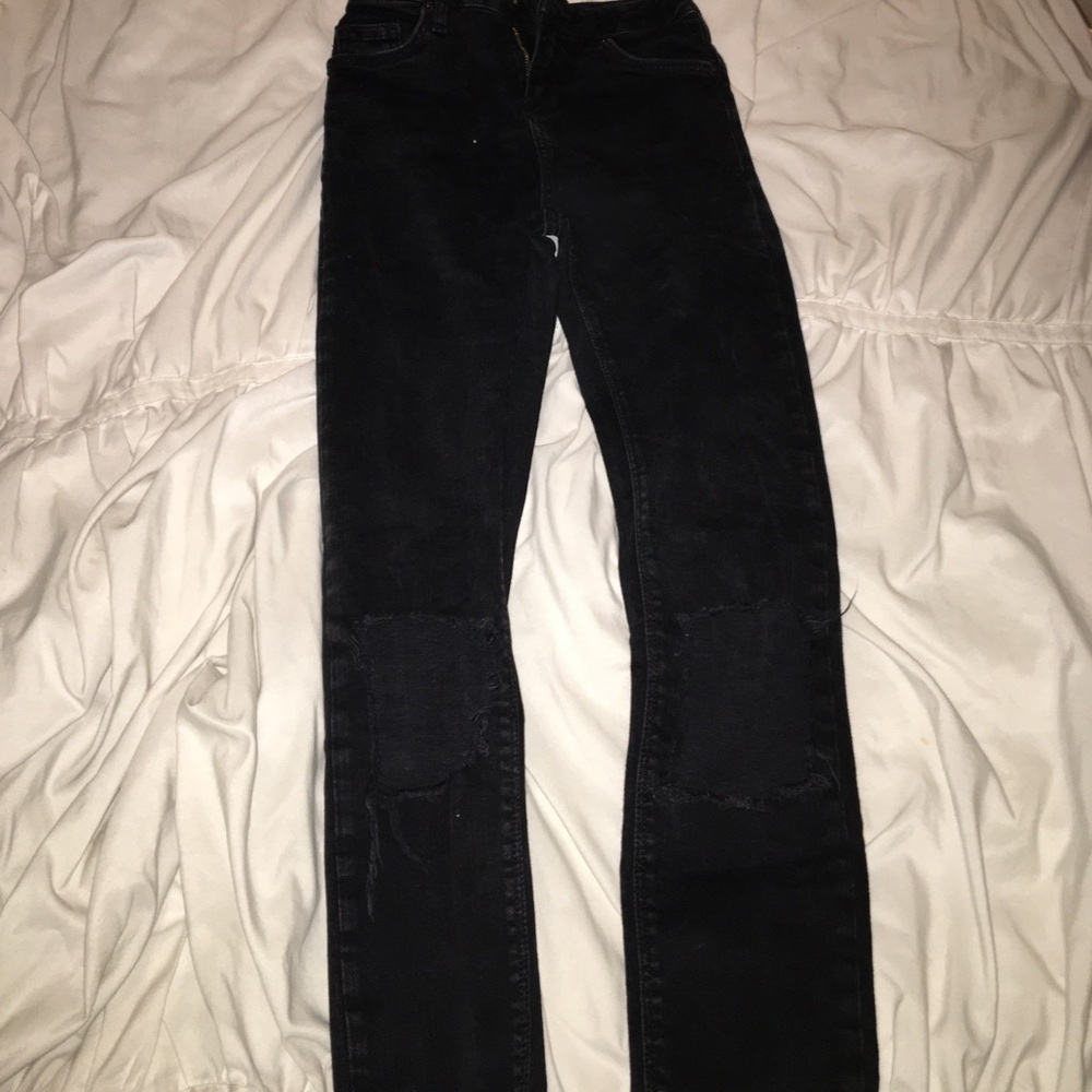 Black jeans w ripped knees