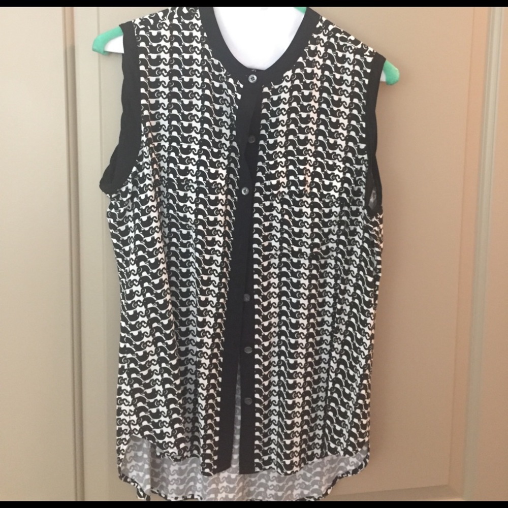 Sleeveless blouse, perfect for an office w Blazer