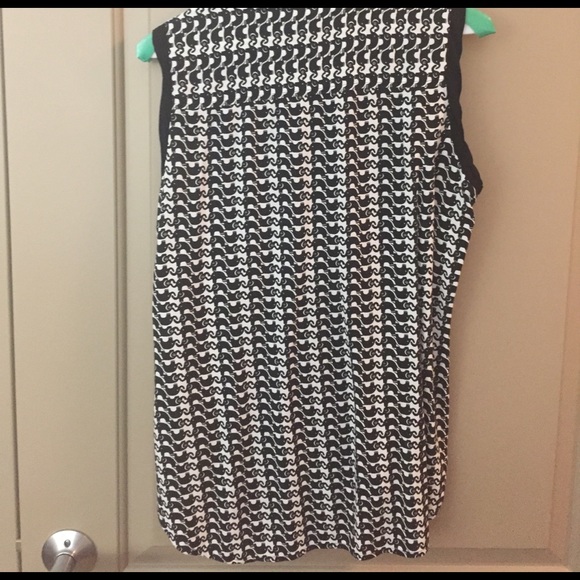 Sleeveless blouse, perfect for an office w Blazer - Picture 3 of 3