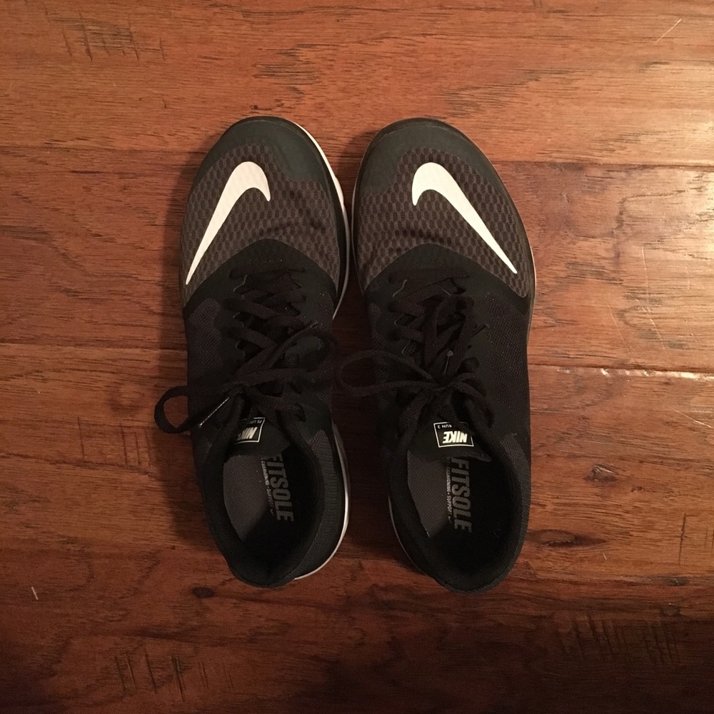 black nike shoes