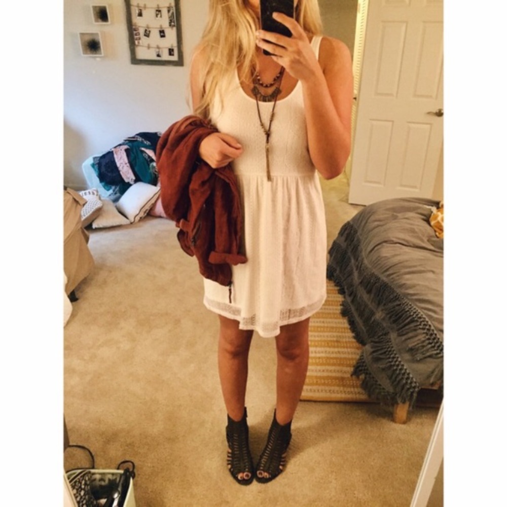 White lace ROXY dress