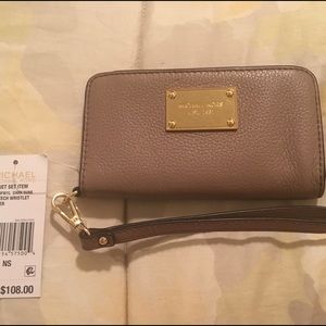 NWT Michael Kors Jet Set Tech Wristlet - tan!