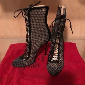 In great great condition. Worn once.