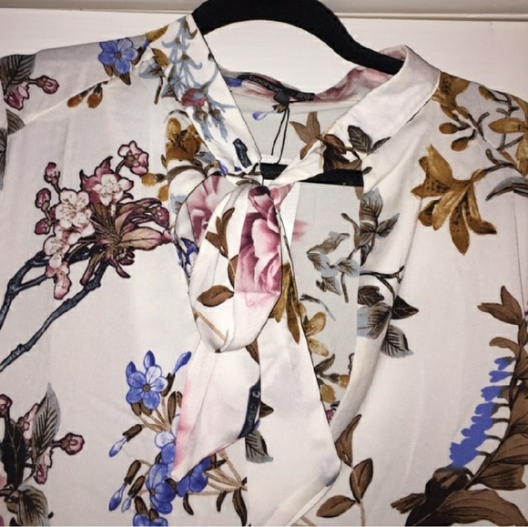 Tie neck Floral blouse - Picture 2 of 3