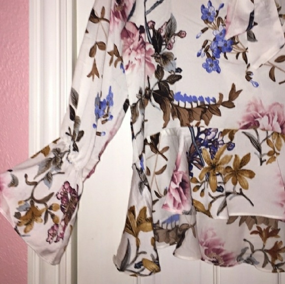 Tie neck Floral blouse - Picture 3 of 3