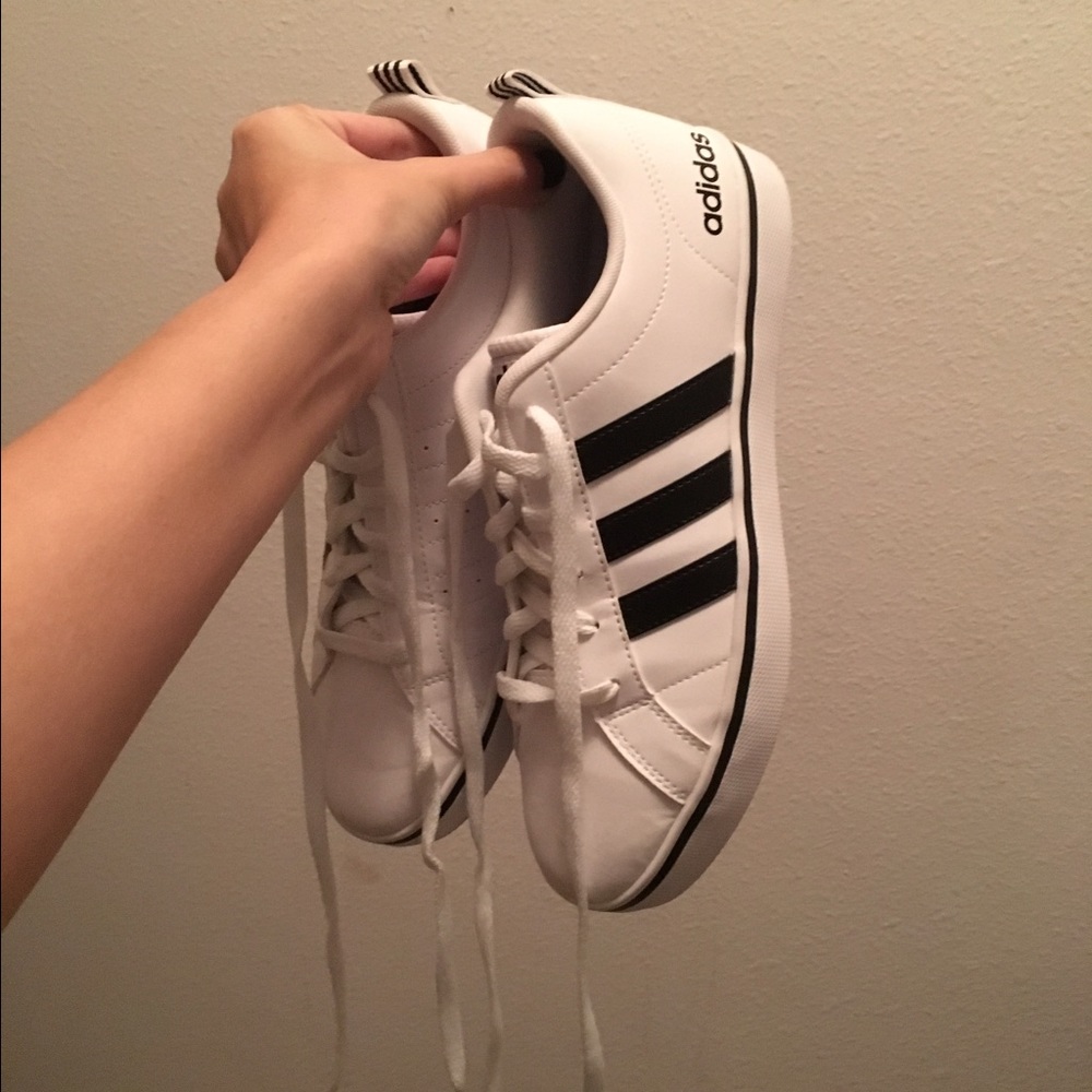 adidas neo white sneakers 7 men's 8.5 women's