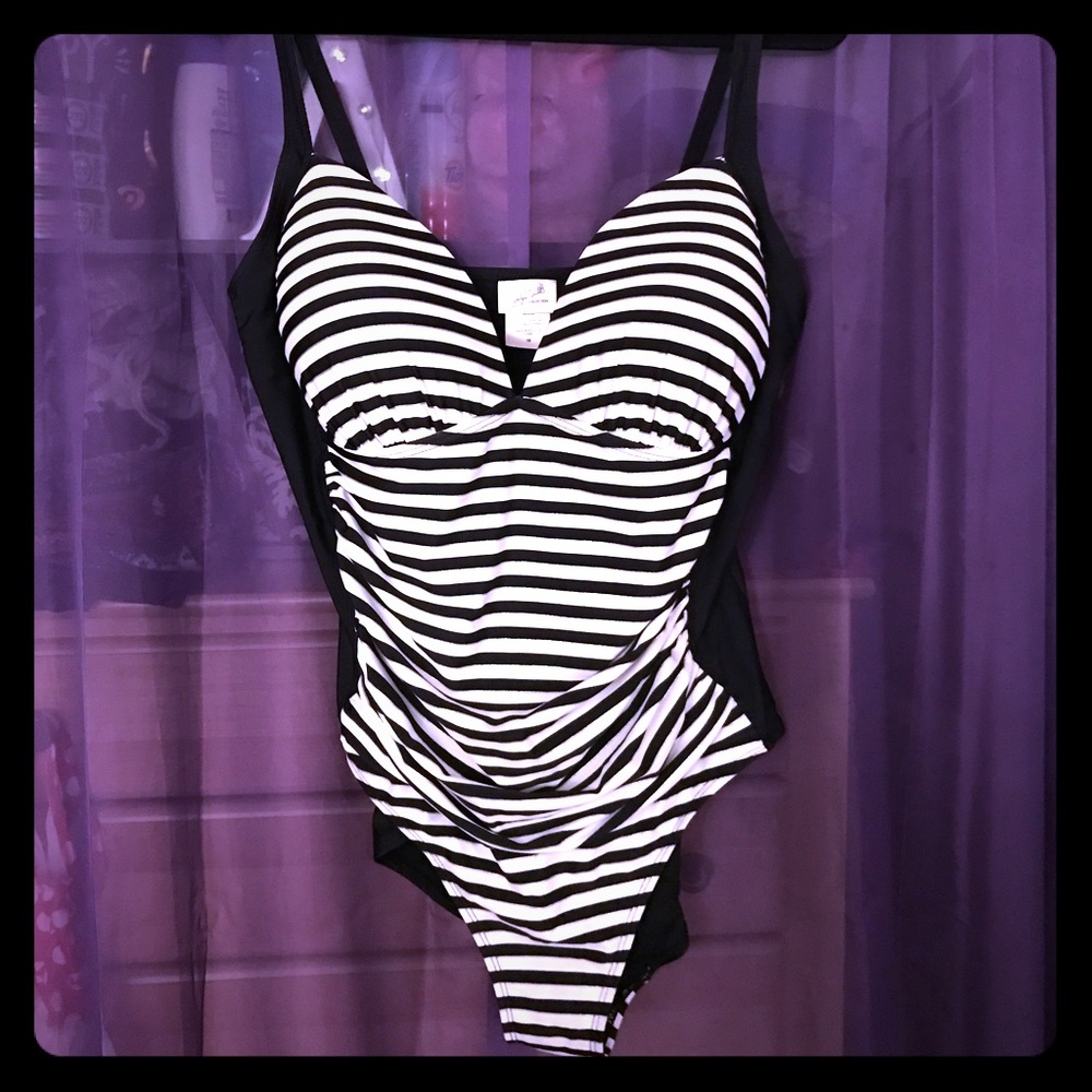 Very cute bathing suit! 🎀
