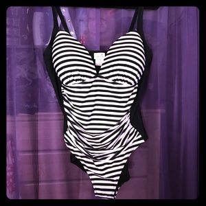 Very cute bathing suit! 🎀