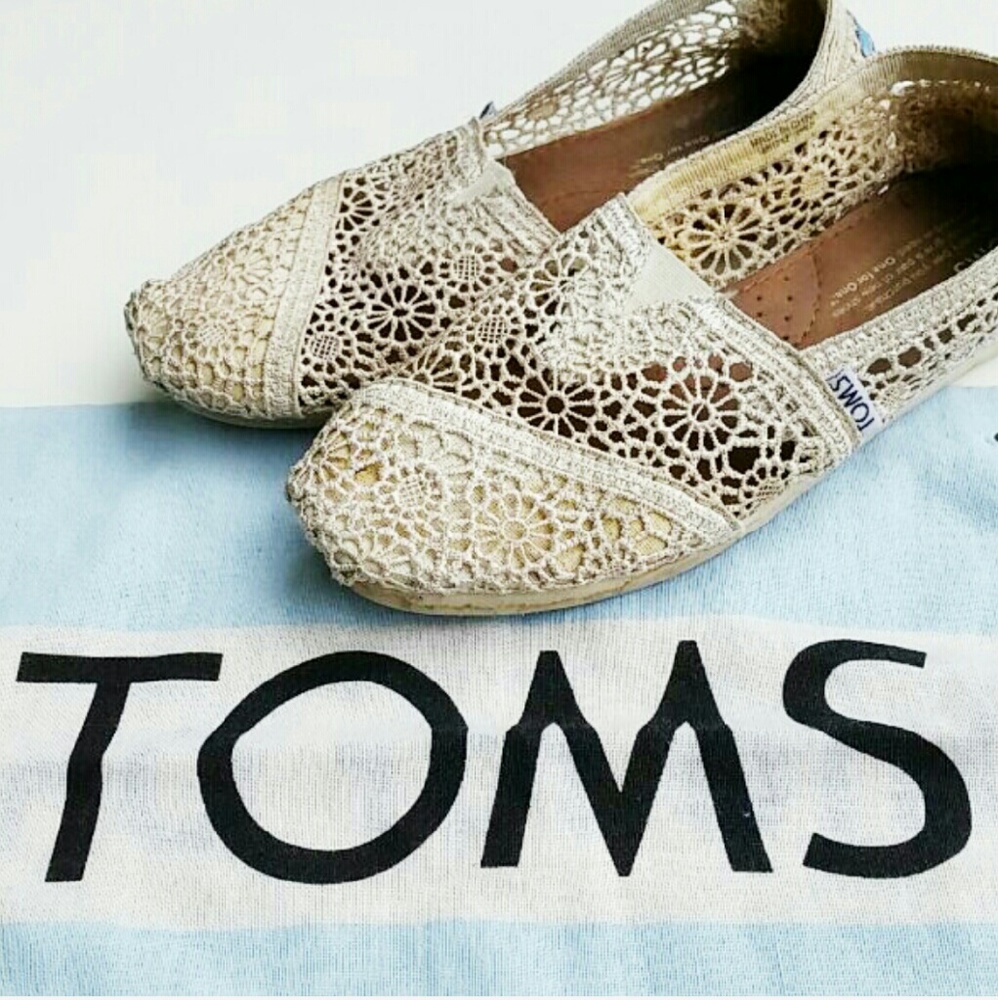 Lace TOMS shoes size 5.5W