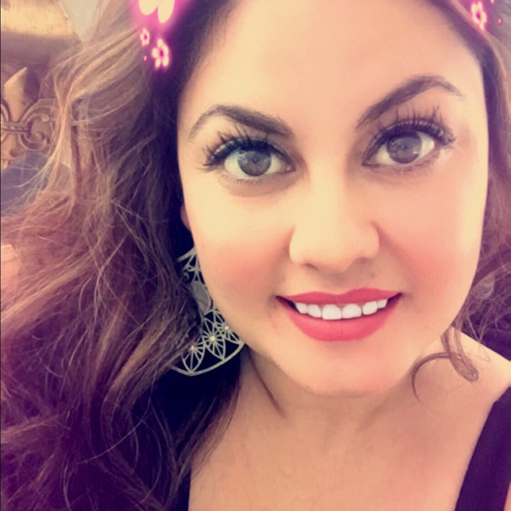 Meet your Posher, Esmeralda