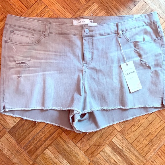 Torrid Distressed Denim Shorts Plus Size 26 - Picture 1 of 3