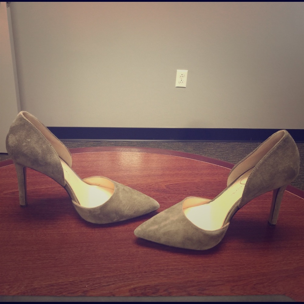 Like new! Taupe Jessica Simpson pumps with box!